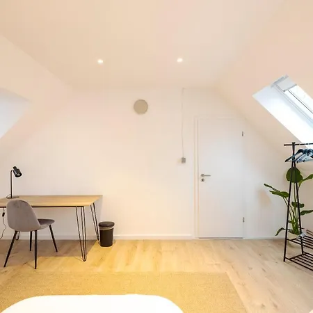 100qm - 3 - - Rhm Lägenhet *